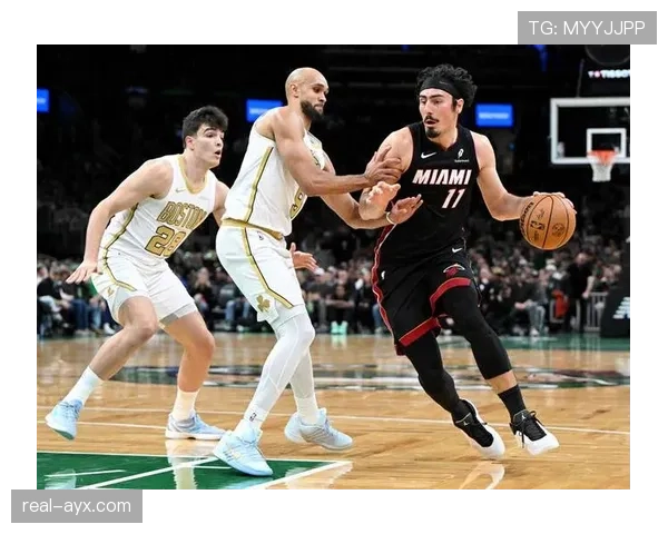 德里克·怀特总决赛关键三分引爆全场，助力球队逆转取胜